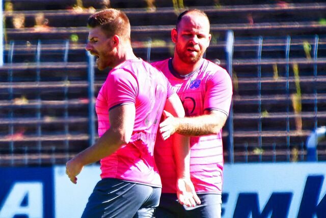 Manuel Backes (l) legte mit seinem 1:0 für den SV Wacker Obercastrop II den Grundstein für das 3:0 beim Verfolger Westfalia Herne. Die Castrop-Rauxeler führen mit sechs Siegen aus sechs Spielen sowie 35 Toren die Kreisliga B2 an.