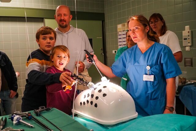 Eine Ärztin zeigt Besuchern des Recklinghäuser Prosper-Hospitals beim Tag der offenen Tür, wie das Da-Vinci-Operations-System funktioniert.