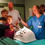 Eine Ärztin zeigt Besuchern des Recklinghäuser Prosper-Hospitals beim Tag der offenen Tür, wie das Da-Vinci-Operations-System funktioniert.