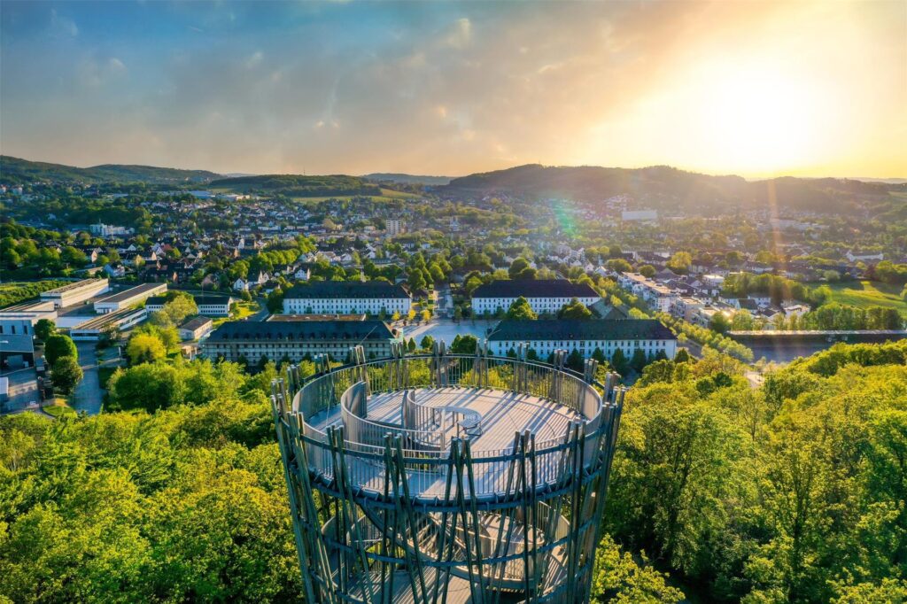 blick auf die aussichtsplattform im sauerlandpark blick auf die aussichtsplattform im sauerlandpark