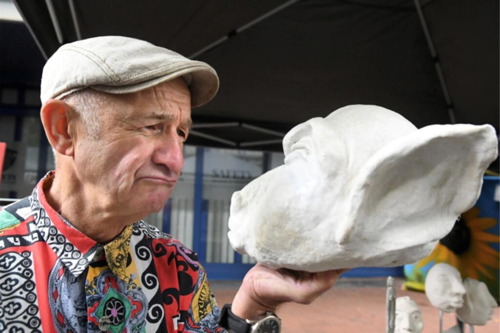 Mann mit Skulptur Mann mit Skulptur