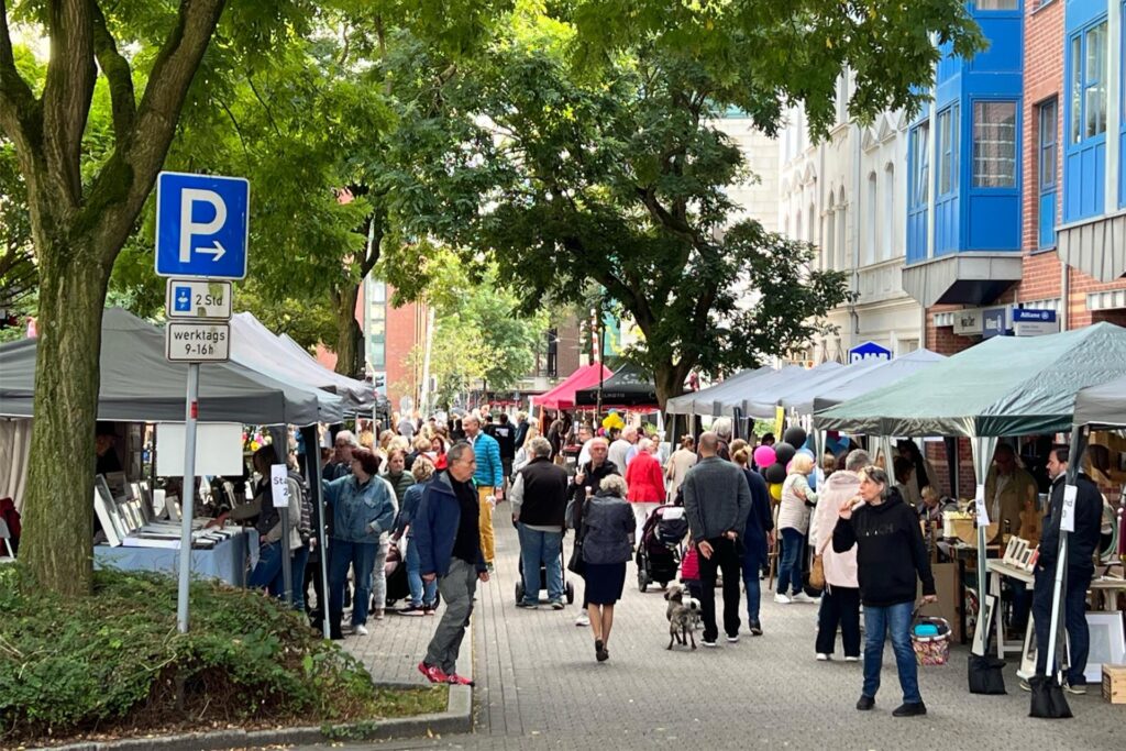 Menschen auf Kunstboulevard Menschen auf Kunstboulevard