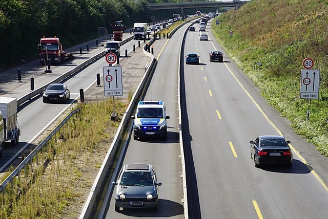 Autos fahren auf der B1/A40 zwischen Dortmund und Holzwickede.