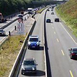 Autos fahren auf der B1/A40 zwischen Dortmund und Holzwickede.