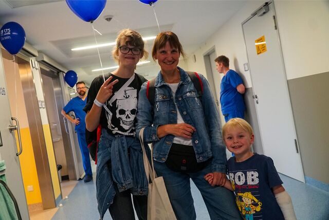 Eine Mutter mit zwei Kindern steht in einem Flur des Recklinghäuser Prosper-Hospitals beim Tag der offenen Tür.