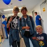 Eine Mutter mit zwei Kindern steht in einem Flur des Recklinghäuser Prosper-Hospitals beim Tag der offenen Tür.