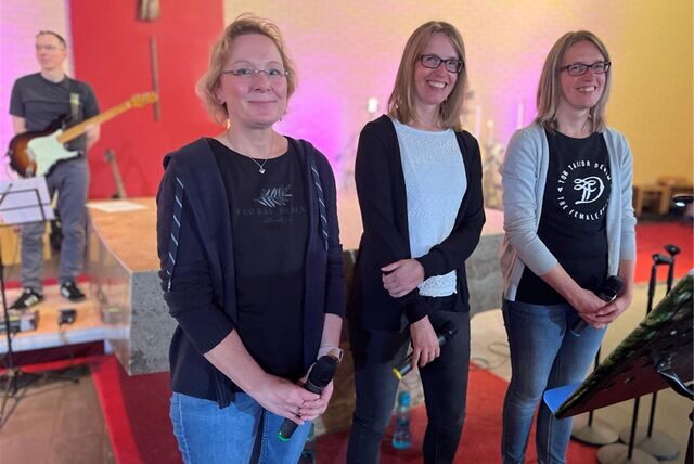 Drei Frauen stehen zusammen.
