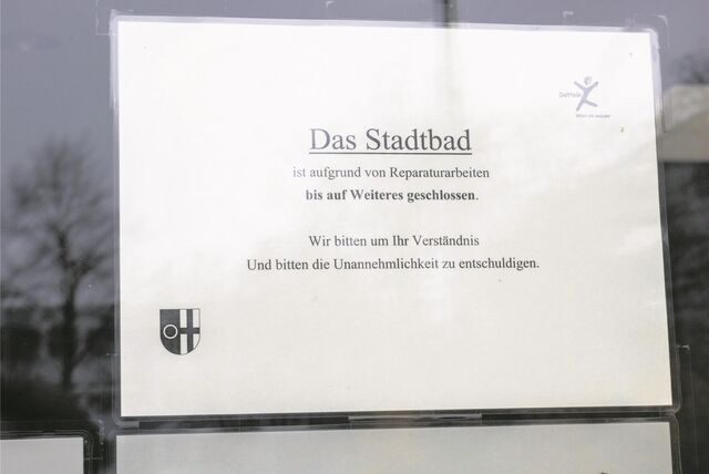 Hinweisschild vor dem Eingang zum Schwimmbad Datteln.