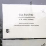 Hinweisschild vor dem Eingang zum Schwimmbad Datteln.
