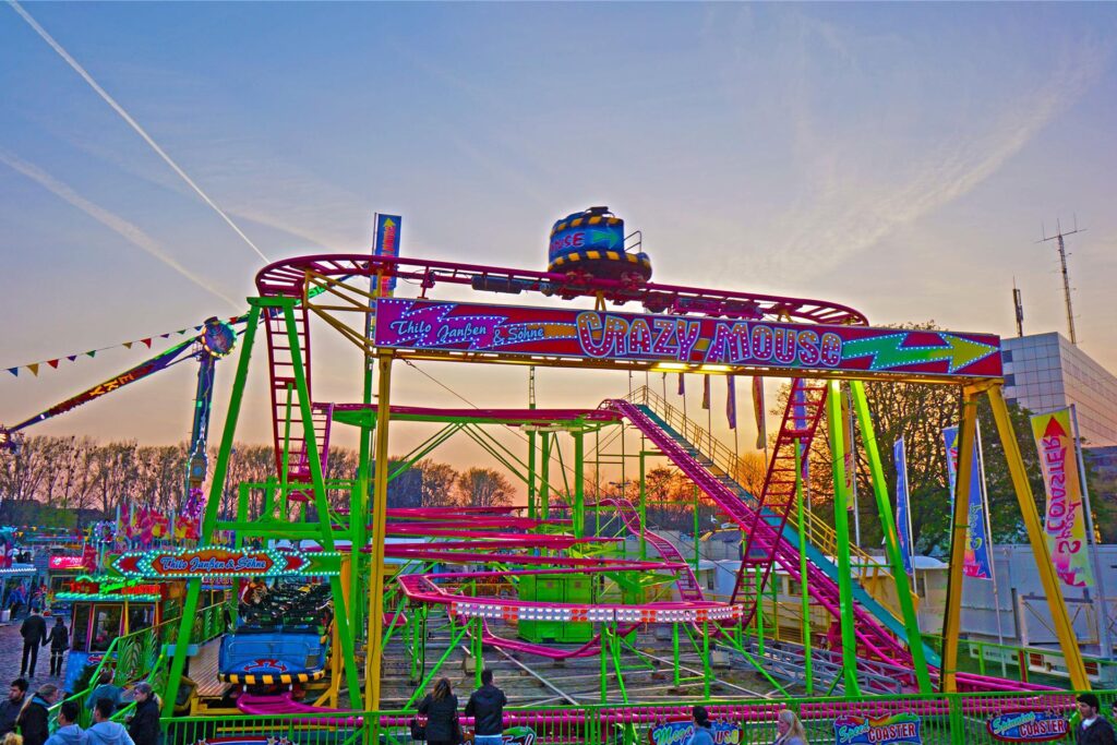 Bunt und rasant ist eine Fahrt in der Achterbahn „Crazy Mouse“