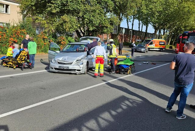 Rettungskräfte versorgen Verletzte nach einem Unfall.