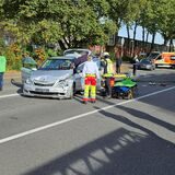 Rettungskräfte versorgen Verletzte nach einem Unfall.