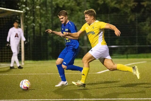 Thilo Ernst (r.) sprintet gegen Tom Milder zum Ball.