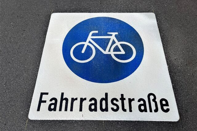 Ein Fahrradpiktogramm ist auf eine Straße gemalt.