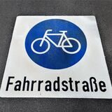 Ein Fahrradpiktogramm ist auf eine Straße gemalt.