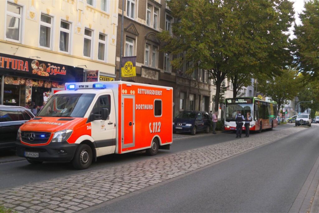 Bereits einige Minuten vor dem Unfall in Hörde kam es zu einer Vollbremsung eines Busses auf der Borsigstraße. Zuvor soll ein Pkw achtlos von der Mittelinsel losgefahren sein, wie die Polizei mitteilte.