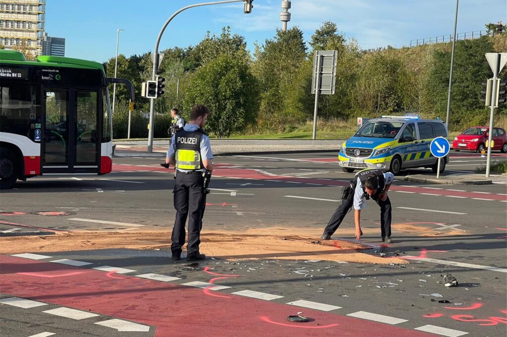 Polizisten bei der Unfallaufnahme nach dem Crash an der Auffahrt zur B54 in Hörde.