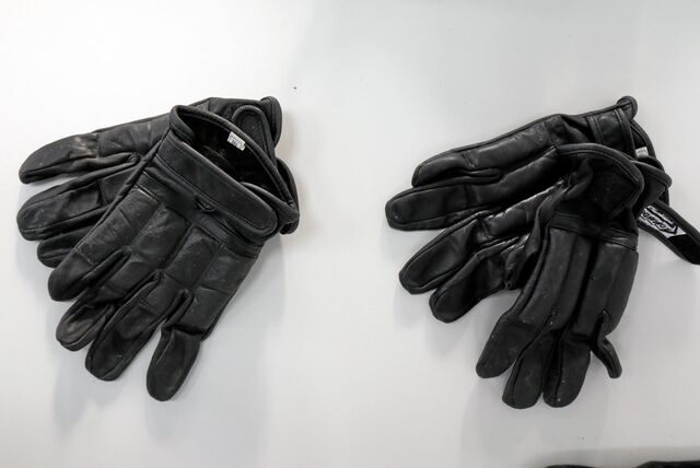 Nach einer Serie von Gewalttaten mit teils brutalen Folterungen ist 26-jähriger Hertener am Bochumer Landgericht verurteilt worden. Auch Quarzsandhandschuhe spielten eine Rolle. (Symbolbild).