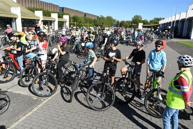 Die erste Kidical Mass in Castrop-Rauxel startete am Sonntag bei bestem Wetter am Forum vor dem Ratssaal. Viele Familien nahmen bei der kleinen Radtour durch Castrop-Rauxel teil. Sie protestierten für ein sicheres Radwegenetz für Kinder, Eltern und Großeltern.