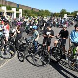 Die erste Kidical Mass in Castrop-Rauxel startete am Sonntag bei bestem Wetter am Forum vor dem Ratssaal. Viele Familien nahmen bei der kleinen Radtour durch Castrop-Rauxel teil. Sie protestierten für ein sicheres Radwegenetz für Kinder, Eltern und Großeltern.