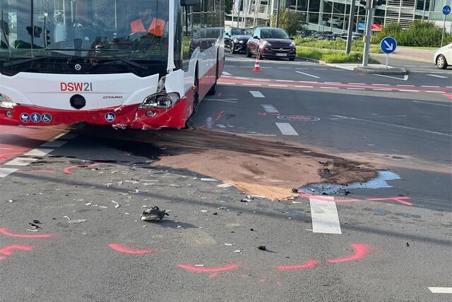 Bei einem Unfall am Montag fuhr ein Auto in einen Linienbus.