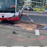 Bei einem Unfall am Montag fuhr ein Auto in einen Linienbus.