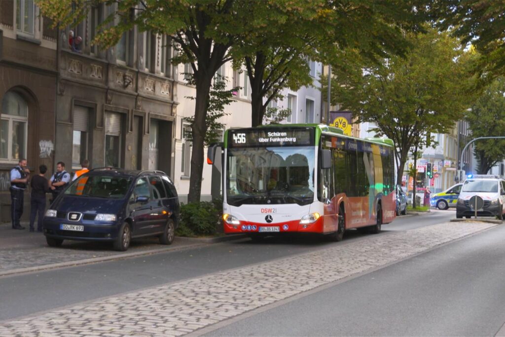 In der Dortmunder Nordstadt wurden zwei Menschen leicht verletzt, die in einem Bus stürzten.