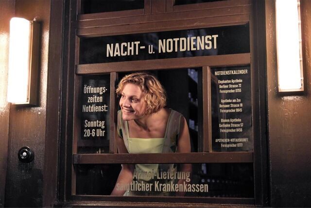 Helene (Mala Emde) ist obenauf, sie hat gerade eben die Stelle als Apothekerin bekommen.