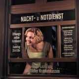Helene (Mala Emde) ist obenauf, sie hat gerade eben die Stelle als Apothekerin bekommen.