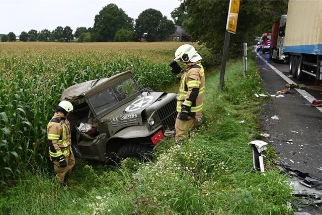 Die Polizei fahndet noch immer an einem weißen Kleinbus oder Transporter, der am Unfall zwischen Jeep und Lkw beteiligt gewesen sein soll.