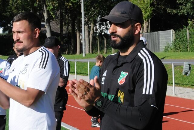 Sedat Sener (r.) klatscht