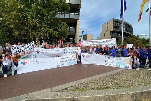 Menschen demonstrieren in Düsseldorf