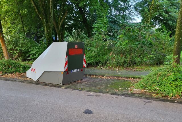 Der Panzerblitzer in der Ostseestraße in Recklinghausen, dessen Linse mit roter Farbe besprüht wurde.