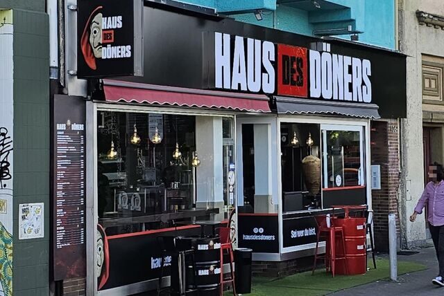 Die Fassade vom „Haus des Döners“ wird wohl bald umgestaltet. Name und Logo des Franchise wurden geändert.