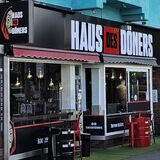 Die Fassade vom „Haus des Döners“ wird wohl bald umgestaltet. Name und Logo des Franchise wurden geändert.