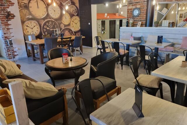 Tische und Stühle stehen in einem Restaurant