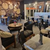 Tische und Stühle stehen in einem Restaurant