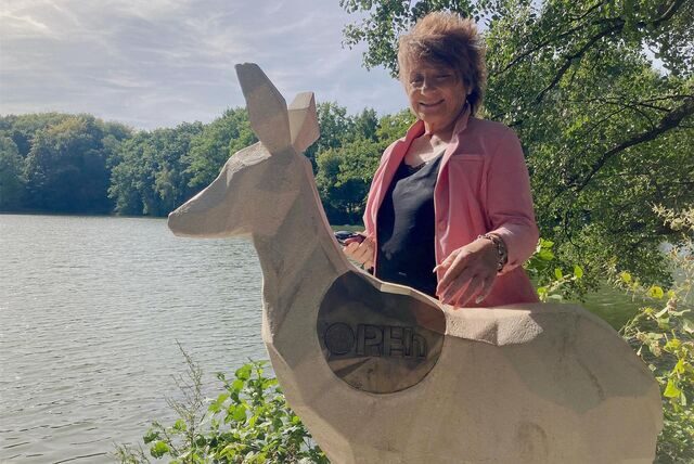 Helga Krause steht am „REh“ am Mollbeckteich in Recklinghausen