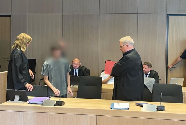Ein Pizzakurier aus der Nordstadt (vorne Mitte) soll im März einen Dortmunder Telekom-Mitarbeiter erschössen haben. Links: Verteidigerin Gesine Ickert. Rechts: Verteidiger Ralf Bleicher.