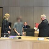 Ein Pizzakurier aus der Nordstadt (vorne Mitte) soll im März einen Dortmunder Telekom-Mitarbeiter erschössen haben. Links: Verteidigerin Gesine Ickert. Rechts: Verteidiger Ralf Bleicher.