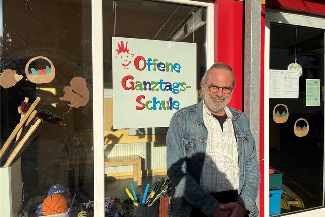 Wolfgang Unger vor der Offenen Ganztagsschule der Comeniusschule.