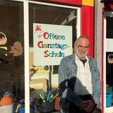 Wolfgang Unger vor der Offenen Ganztagsschule der Comeniusschule.