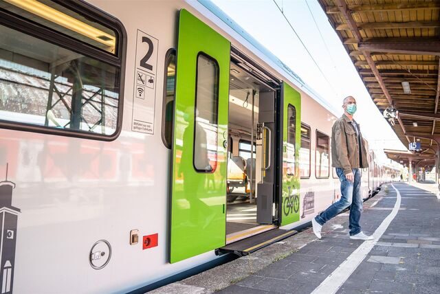 Eine Bahn steht im Bahnhof