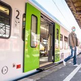 Eine Bahn steht im Bahnhof