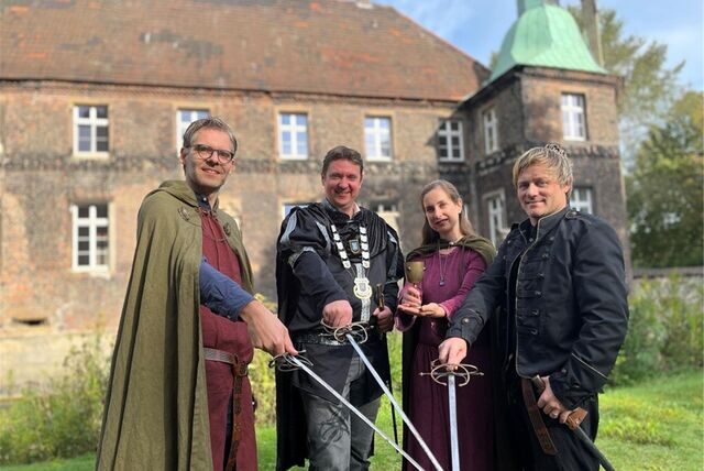 Schloss Bladenhorst bildete die perfekte Kulisse, um den ersten Mittelaltermarkt auf dem Markt in Castrop anzukündigen: (v.l.) Jens Langensiepen, Rajko Kravanja, Julia Schulze und Steven Wels.