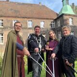 Schloss Bladenhorst bildete die perfekte Kulisse, um den ersten Mittelaltermarkt auf dem Markt in Castrop anzukündigen: (v.l.) Jens Langensiepen, Rajko Kravanja, Julia Schulze und Steven Wels.