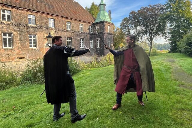 „Burmeister“ Rajko Kravanja (l.) und Herold Jens Langensiepen wagten am Schloss Bladenhorst ein Schaukämpfchen.