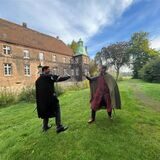 „Burmeister“ Rajko Kravanja (l.) und Herold Jens Langensiepen wagten am Schloss Bladenhorst ein Schaukämpfchen.