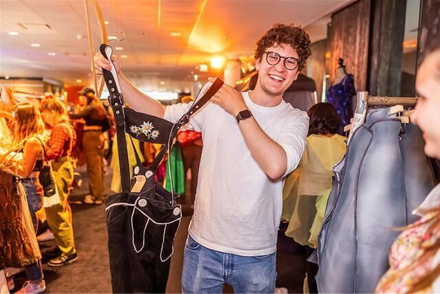 Beim Kostümverkauf gab es nicht nur Lederhosen zu kaufen.