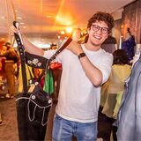 Beim Kostümverkauf gab es nicht nur Lederhosen zu kaufen.